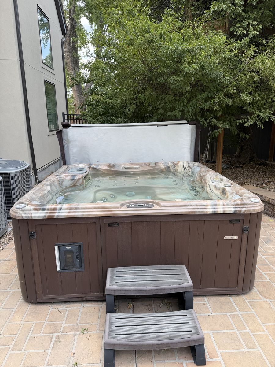 2018 8’x 8’ bullfrog hot tub 