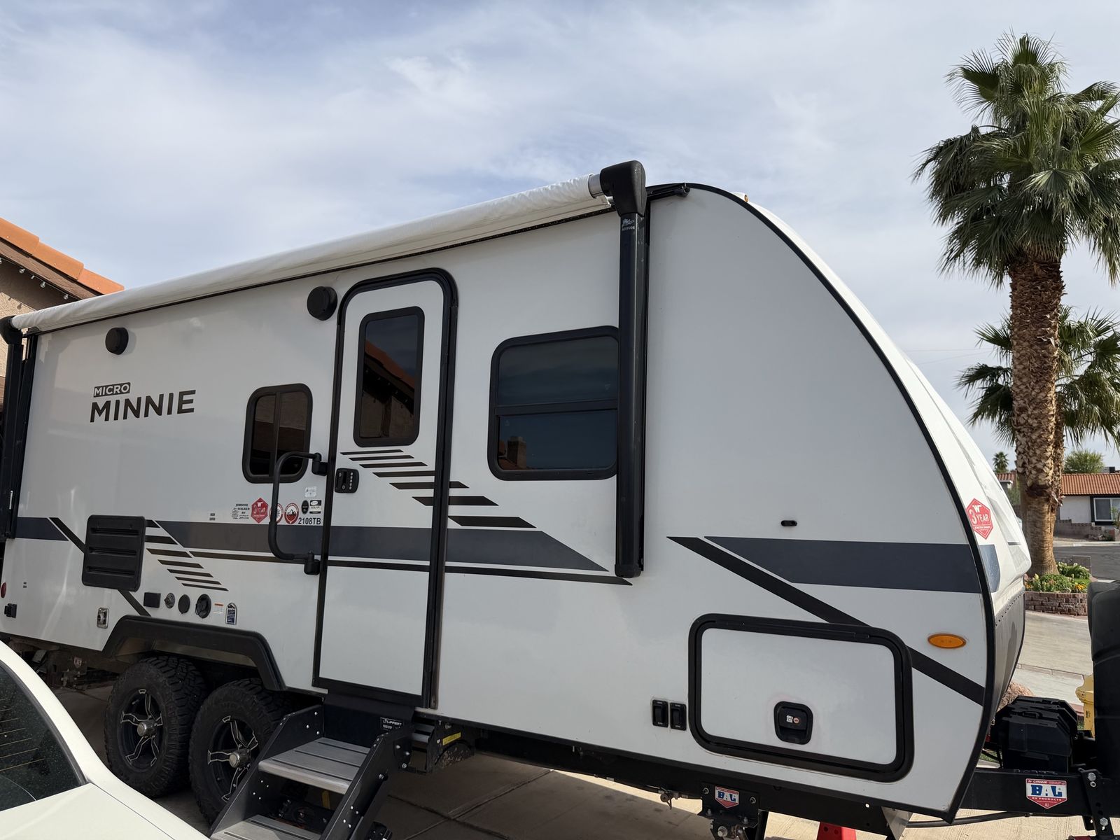 2022 Winnebago Minnie 21ft Travel Trailer - Twin Beds, Dinette, Shower, Solar/Inverter, A/C