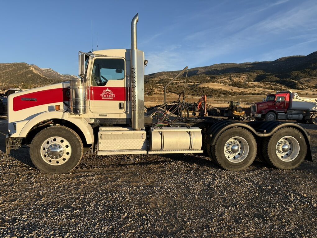 2015 Kenworth T800 Lowboy Tractor