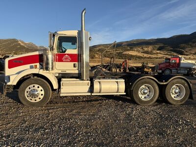 2015 Kenworth T800 Lowboy Tractor