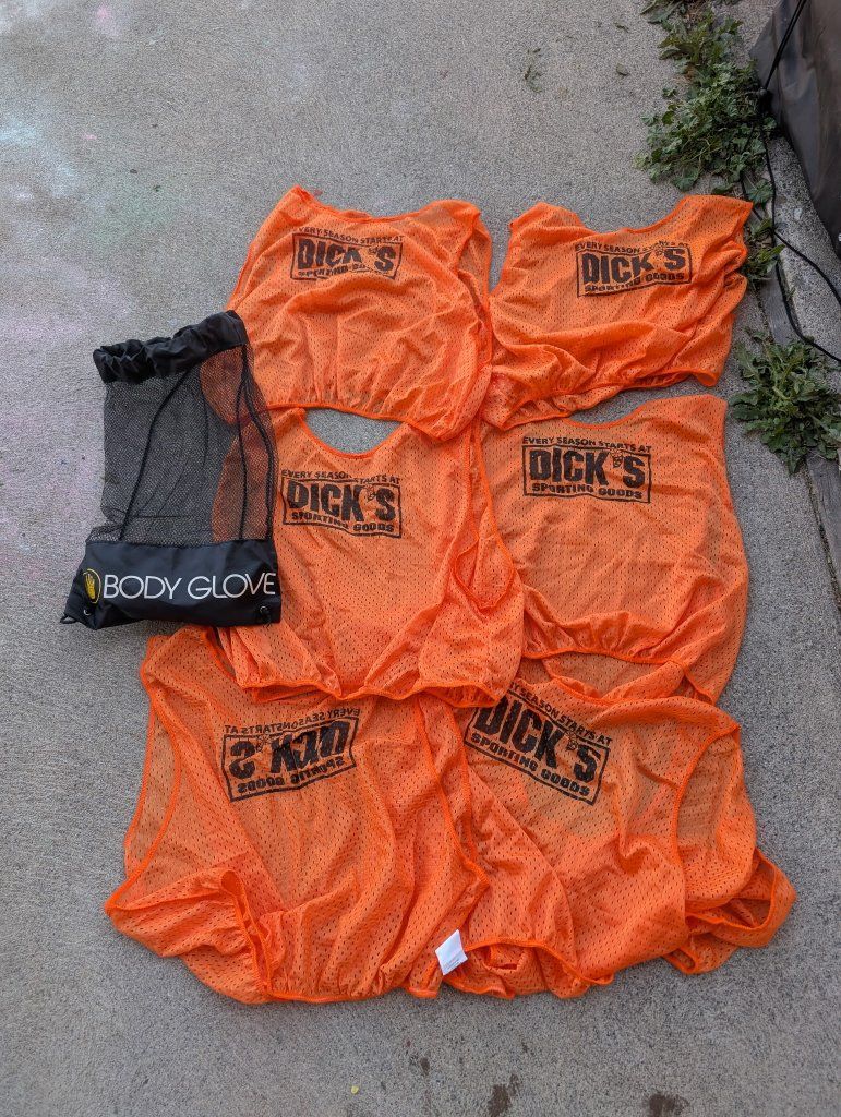 Dick's Sporting Goods Youth Scrimmage Vests Pinnies Set of 6 Orange with Body Glove Bag