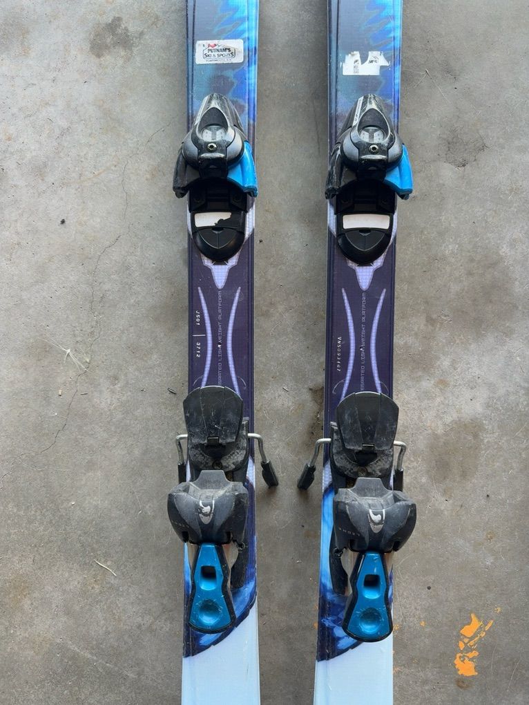 154cm Salomon Siam 5 Women’s Skis with Bindings