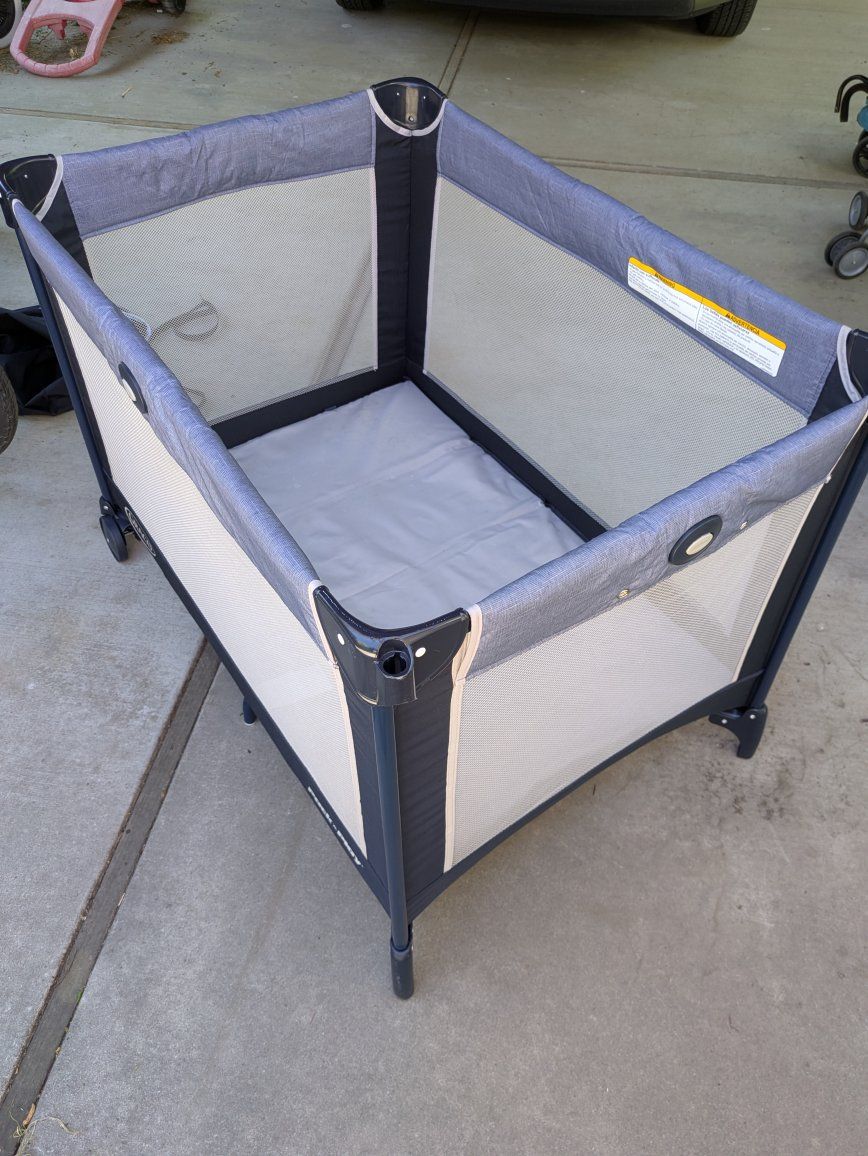Graco Pack n Play portable crib