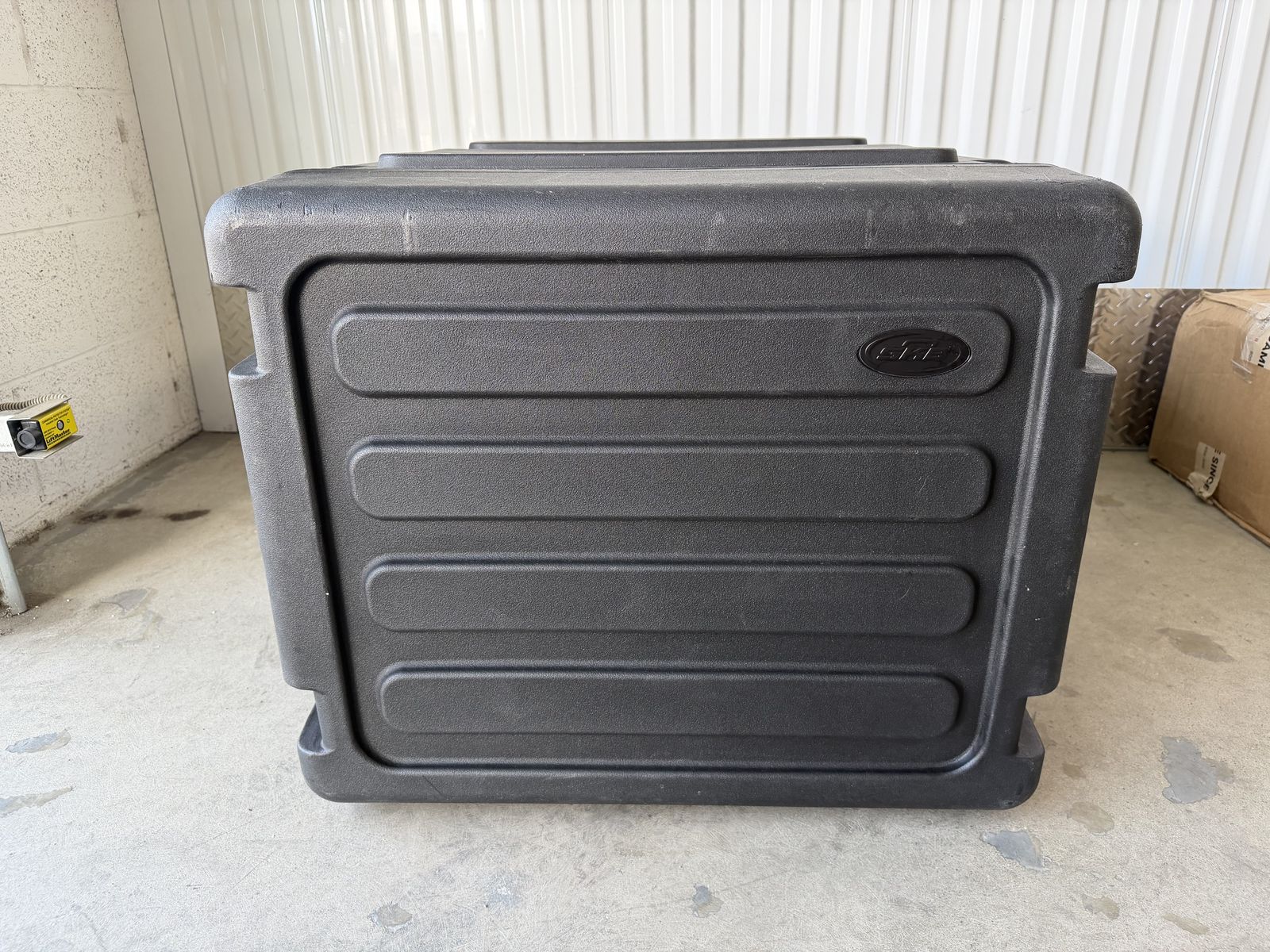 SKB 8U Roto Shock Rack Case — 20′′ Deep, Rolling (3SKB-R08U20W)