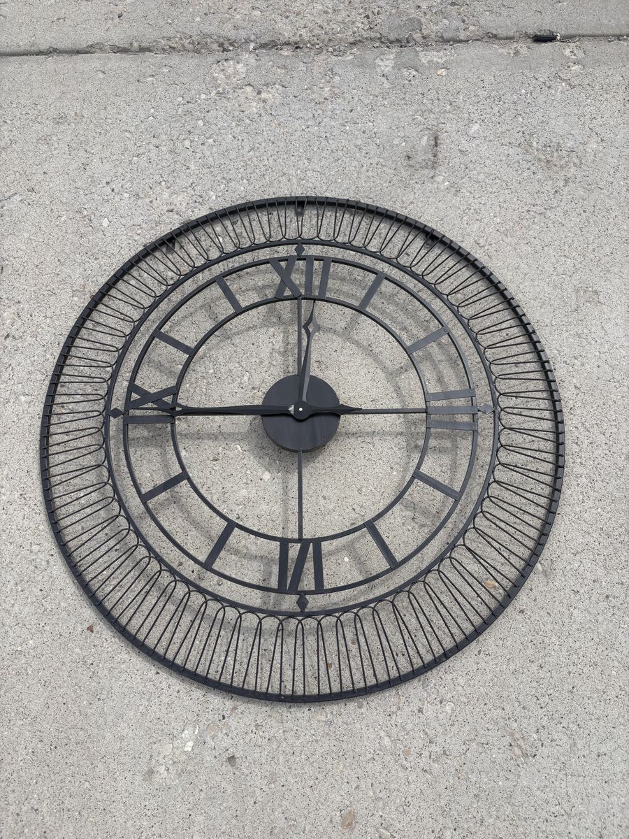 40” round Black metal wall clock $20 cash/venmo in Draper