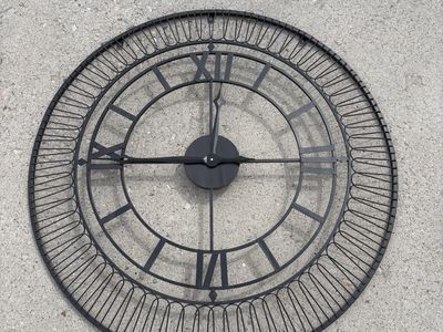 40” round Black metal wall clock $20 cash/venmo in Draper