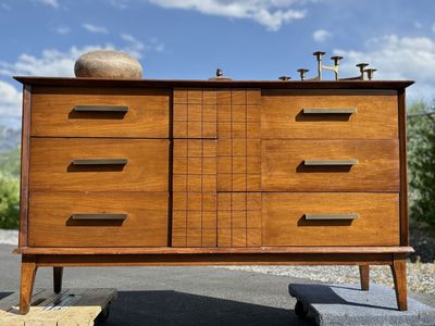Fantastic Mid Century Modern dresser. Real wood top Vintage MCM. Bedroom
