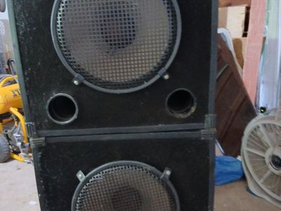 2 JBL 2226H 15" speakers