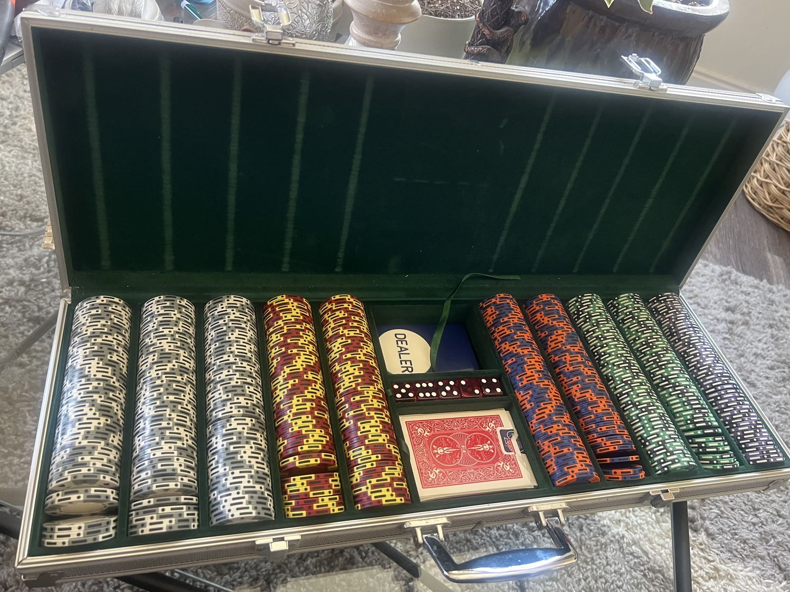 500 POKER CHIPS with High end case $75 Cash only