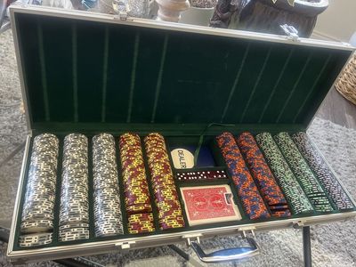 500 POKER CHIPS with High end case $60 Cash only