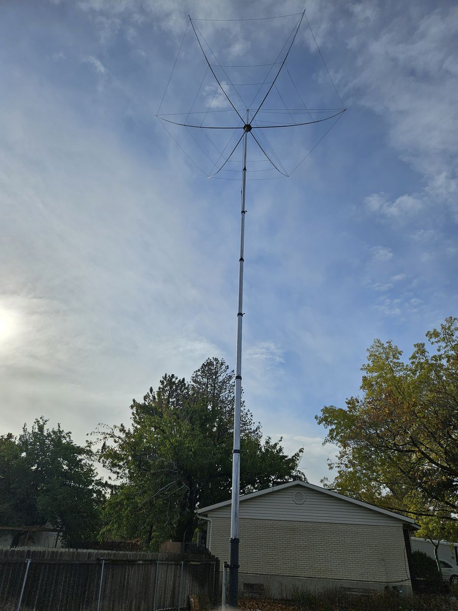 Antenna with pneumatic mast