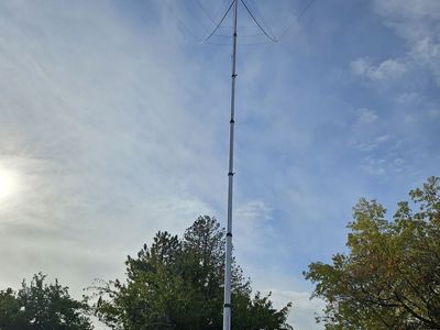 Antenna with pneumatic mast