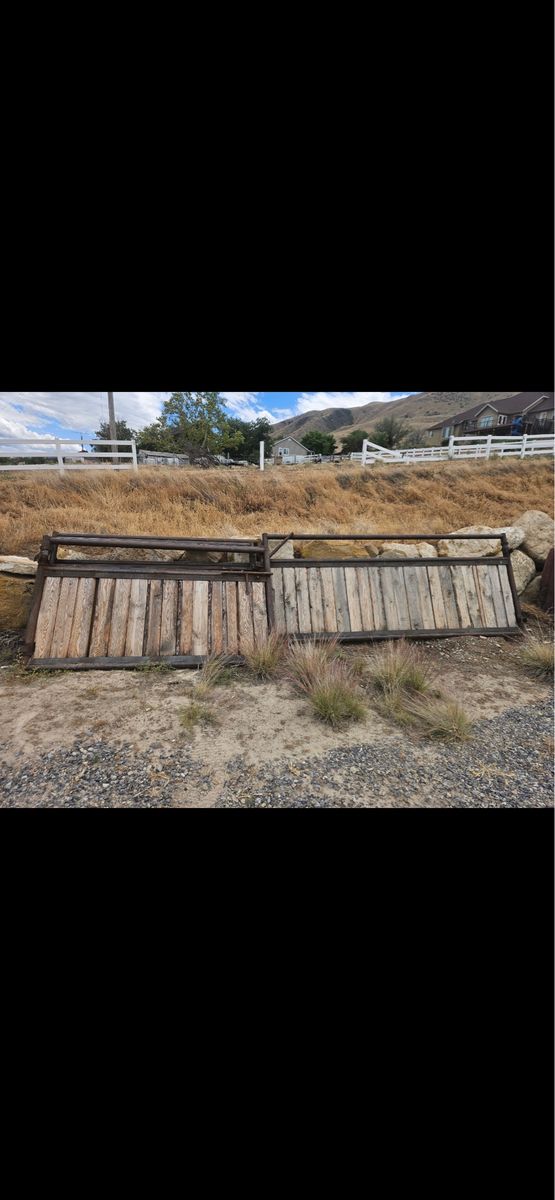 Pipe gate with wood