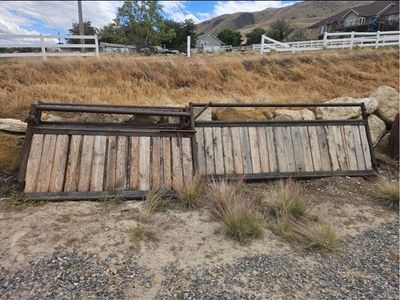 Pipe gate with wood