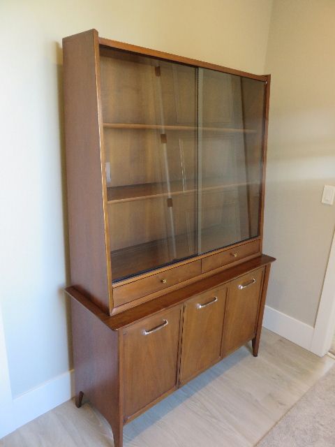 DREXEL MID-CENTURY (1957 MANUFACTURE) TEAK WOOD CHINA CABINET WITH SLIDING GLASS FRONT AND INTERNAL PULLOUT DRAWERS