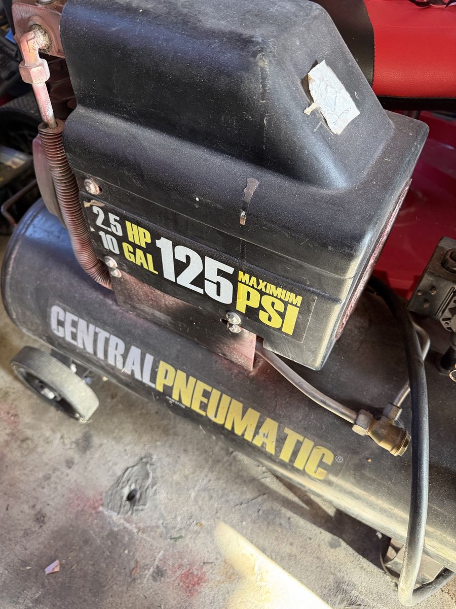 Central Pneumatic 2.5 HP 10 Gal 125 PSI Air Compressor