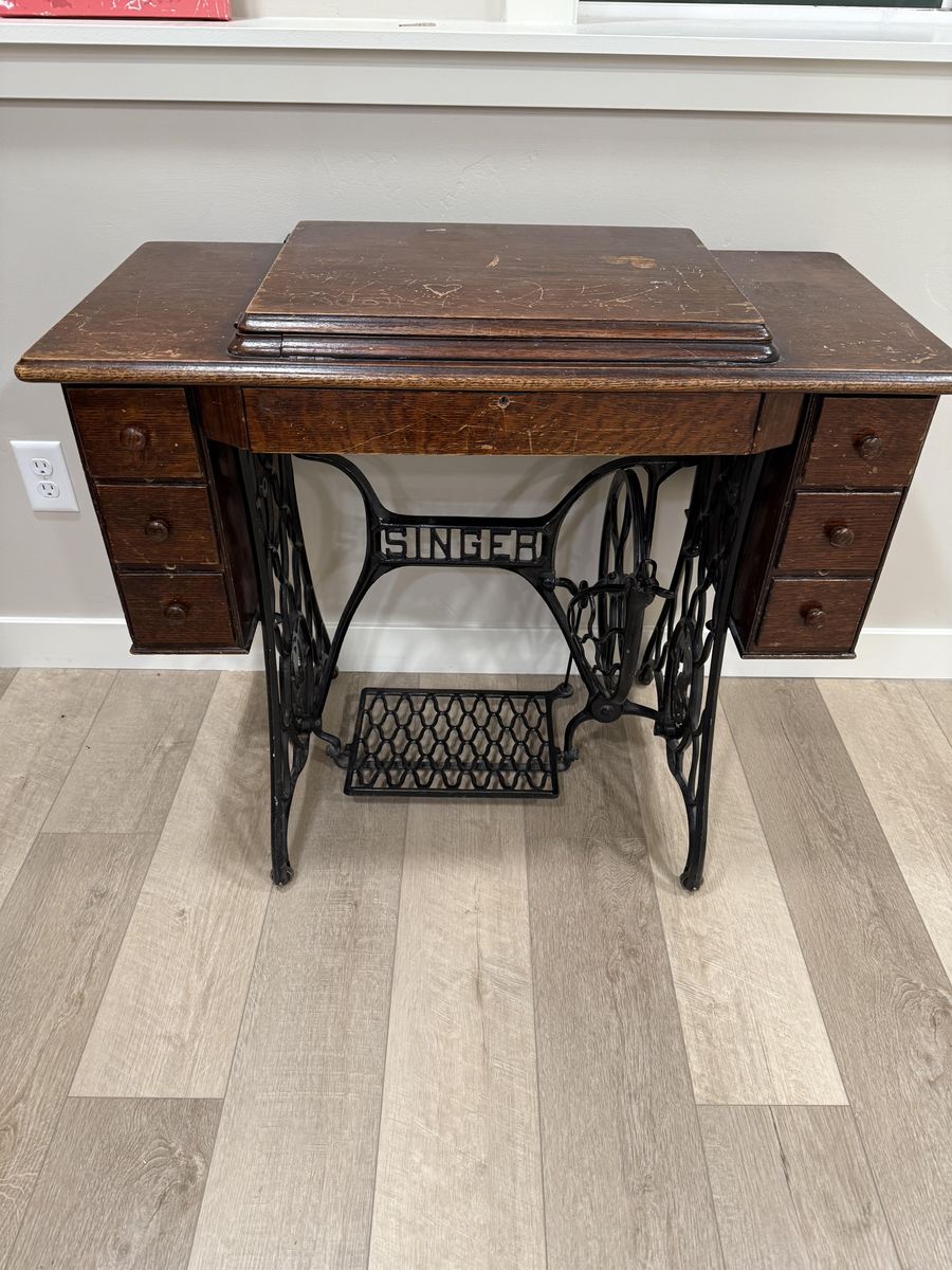 Pristine 1910 Antique Singer Treadle Sewing Machine – A Piece of History