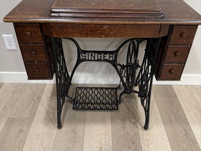 Pristine 1910 Antique Singer Treadle Sewing Machine – A Piece of History