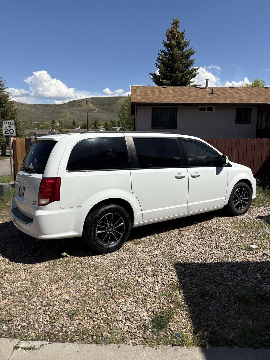 Dodge Grand Caravan 2018 White Minivan