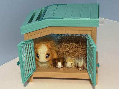 Little Live Pets Mama Surprise Guinea Pig Hutch & Babies