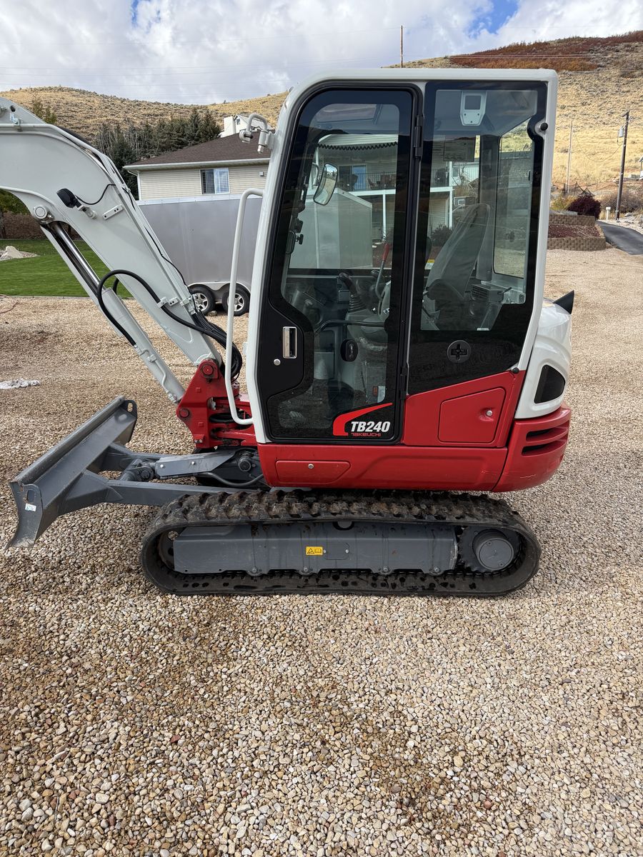 2022 Takeuchi TB240  235 Hours