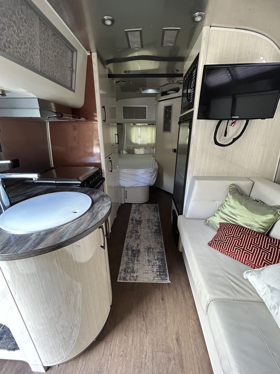 2016 Airstream International Serenity 23D one owner Excellent Records
