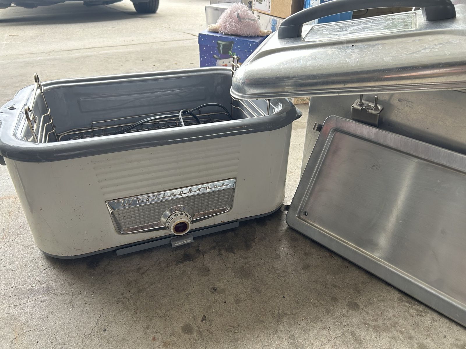 Vintage Westinghouse Roaster Oven with Broiler Grid and Lid - White/Silver, Time-Temp Knob.