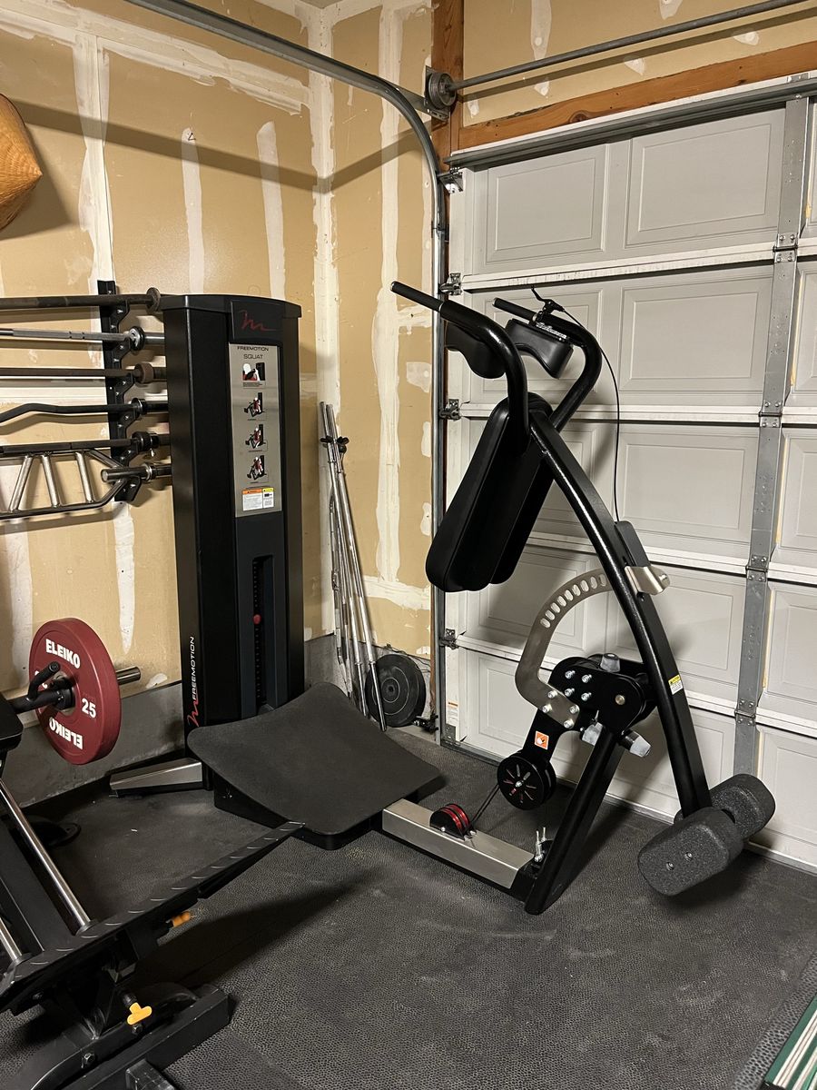 $9000 FREEMOTION Squat Machine (NEW CONDITION!!)