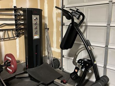 $9000 FREEMOTION Squat Machine (NEW CONDITION!!)