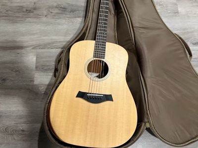 Taylor academy 10 acoustic guitar