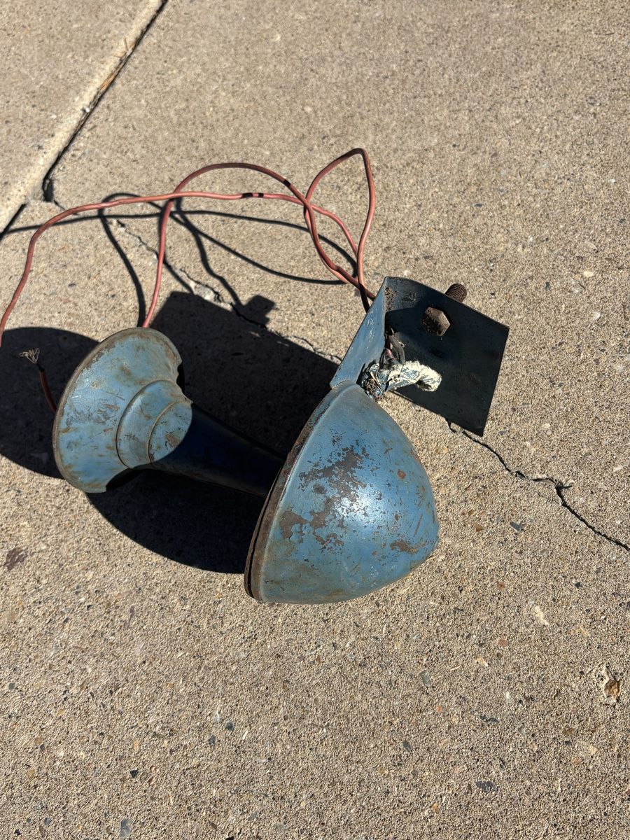 Antique automotive Horn with Bracket and Wiring
