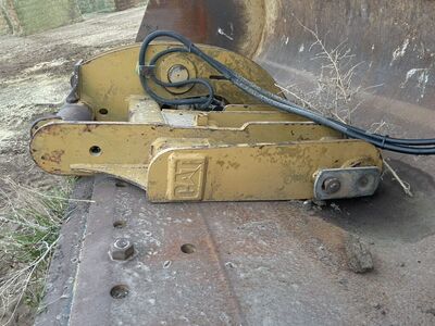 Cat Quick Coupler And Bucket