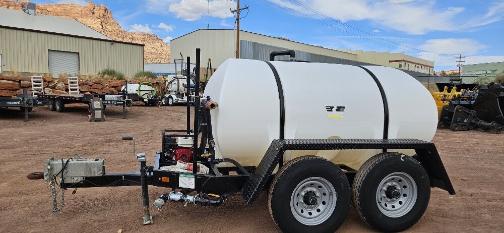 2021 800 Gallon Water Trailer