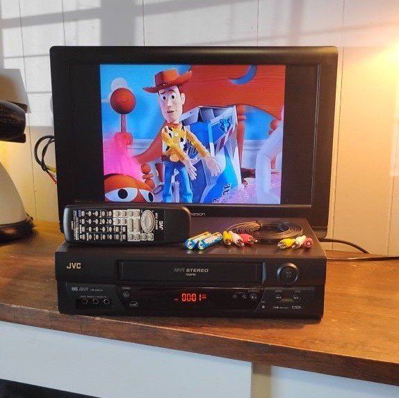 JVC VCR VHS video cassette player with remote
