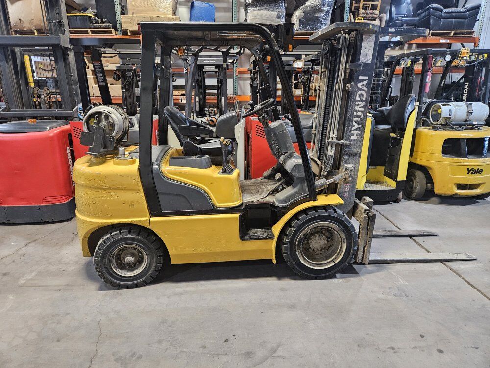 2015 Hyundai 30L-7A 6000 lb Pneumatic Tire Forklif