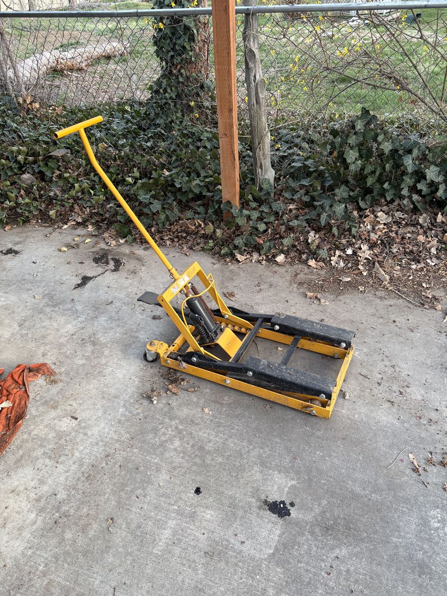 ATV hydraulic lift