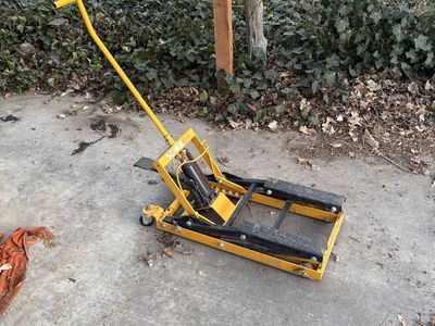 ATV hydraulic lift