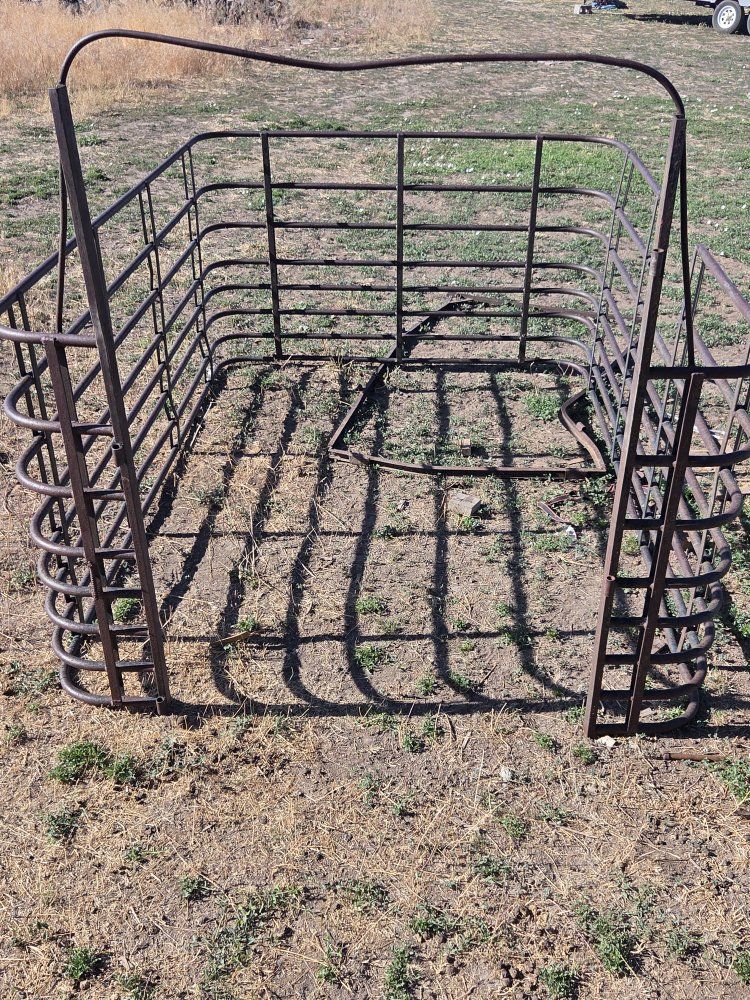 Truck bed livestock hauler