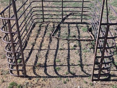 Truck bed livestock hauler