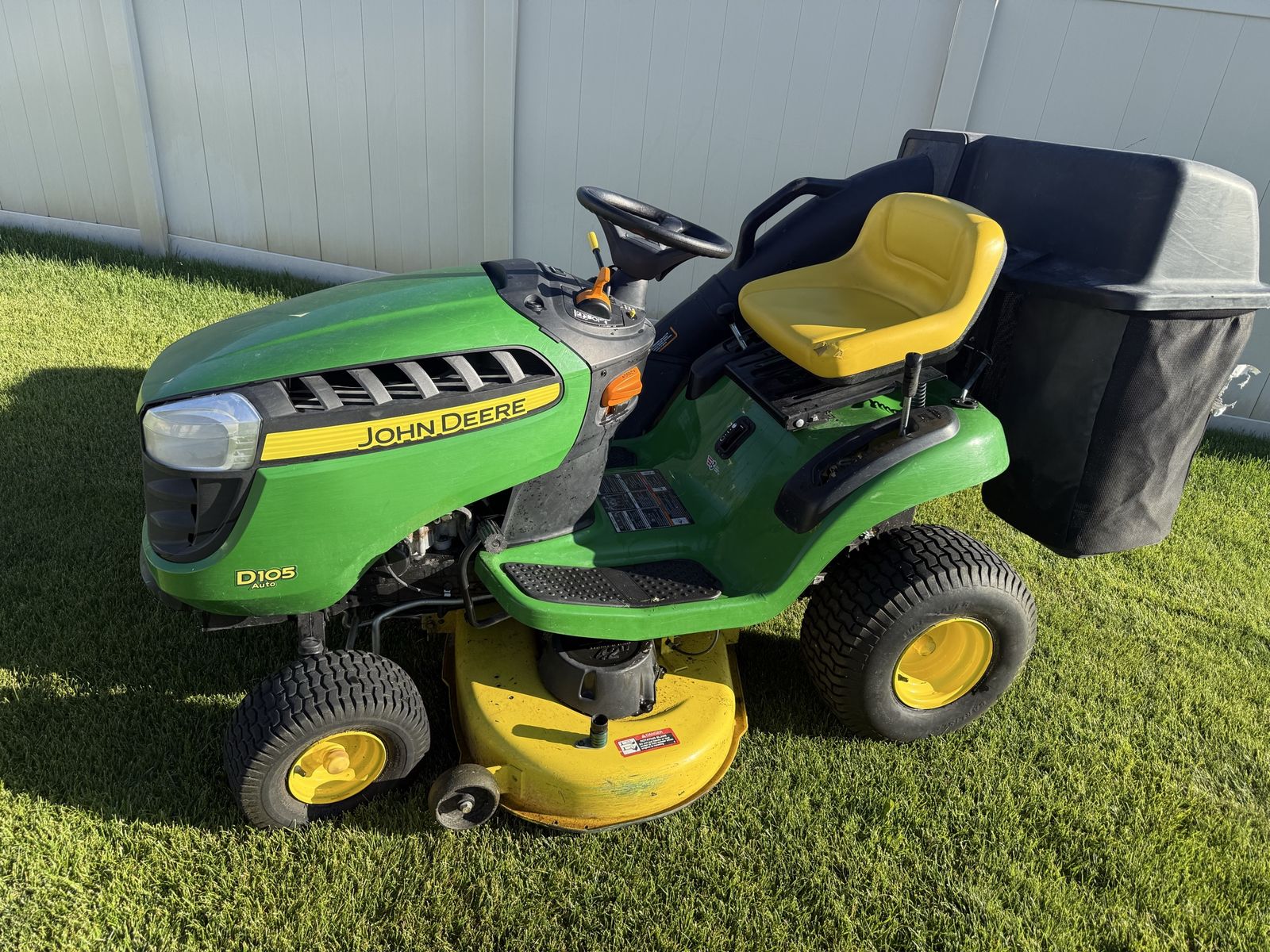 John Deere D105 Riding Lawnmower w/ Bagger