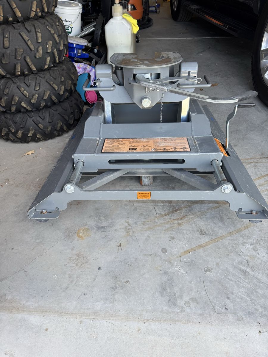 B&W Companion 5th Wheel Hitch - Adjustable Height for Truck Bed Towing