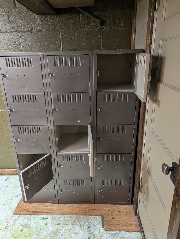 Lockers/cabinets