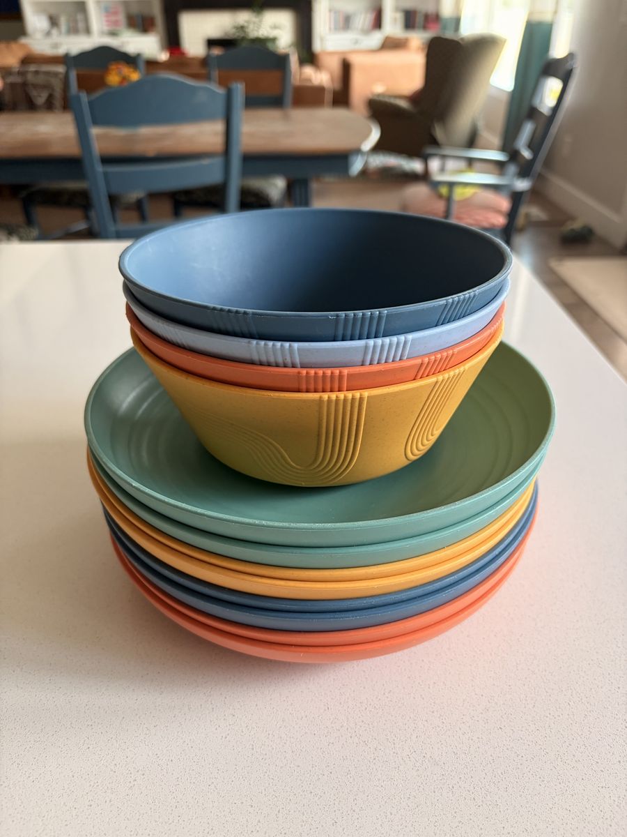 Plastic-free wheat straw plates, bowls