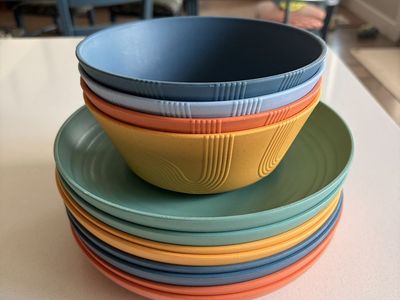Plastic-free wheat straw plates, bowls