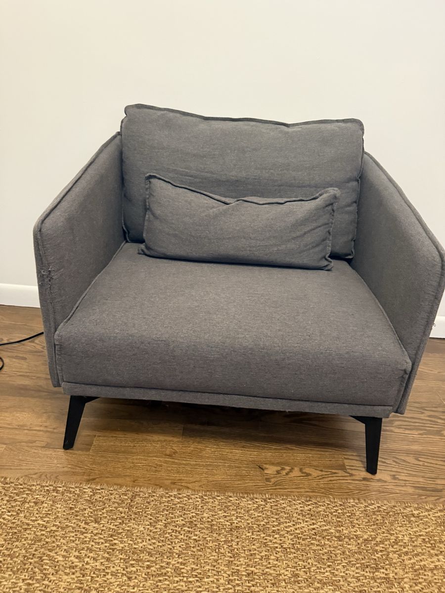 Cozy Gray Armchair with Accent Pillow - Modern Design