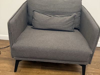 Cozy Gray Armchair with Accent Pillow - Modern Design