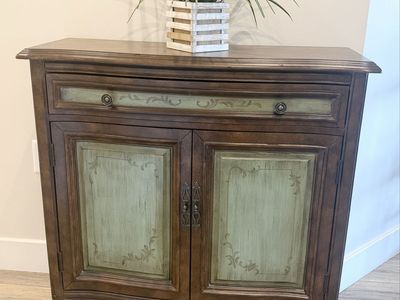 Gorgeous Entry Table