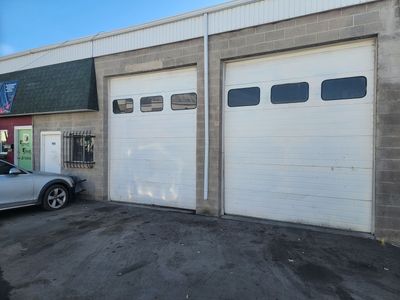 Shop with 2 bays available for rent