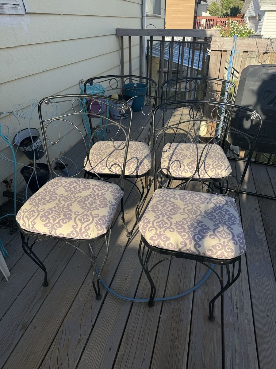 Set of 4 black wrought iron chairs