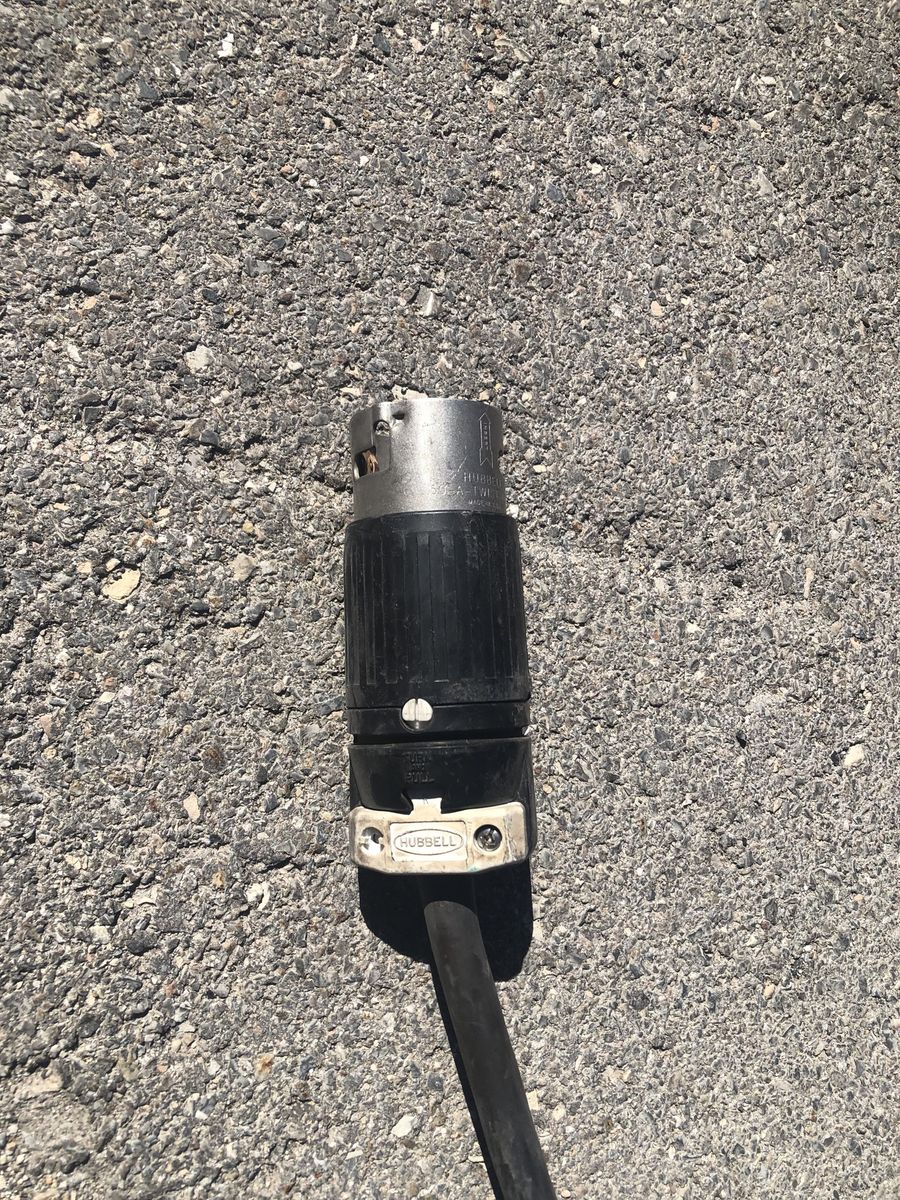 Hubble twist and lock 20’ Extension cord 10 awg 600 v
